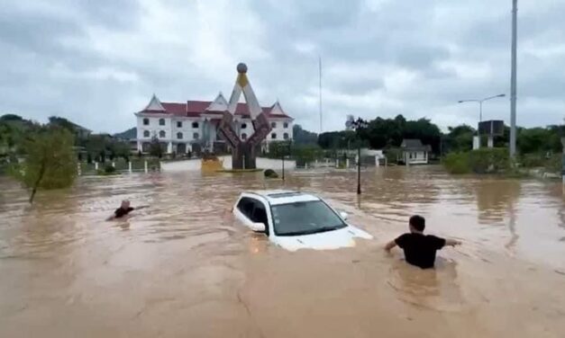 Lao Konsin International Group has given money to help victims of the flood disaster in Hua Phan Province.