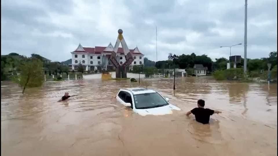 Lao Konsin International Group has given money to help victims of the flood disaster in Hua Phan Province.